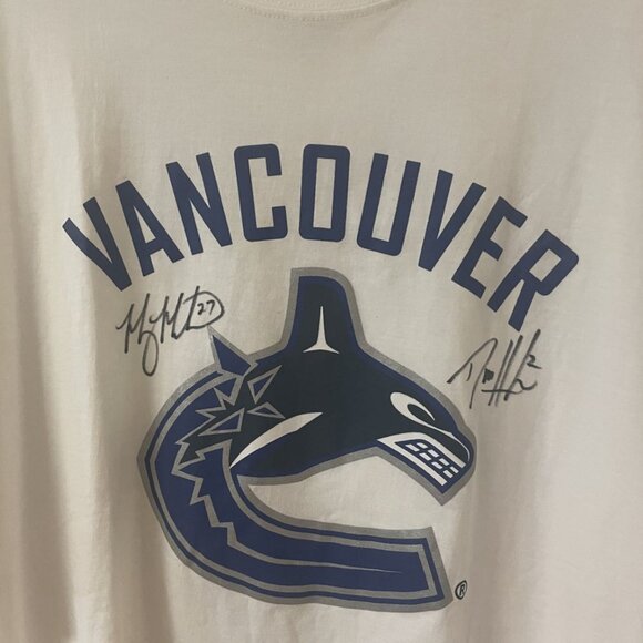 Official NHL Team Vancouver Canucks Autographed T-Shirt Malhotra & Hamhuis - Picture 2 of 5